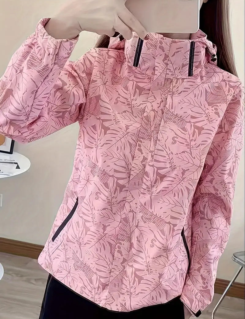 Giacca a vento rosa con motivo foglie tropicali, cappuccio regolabile e tasche con zip. Moda donna, abbigliamento outdoor, stile casual.