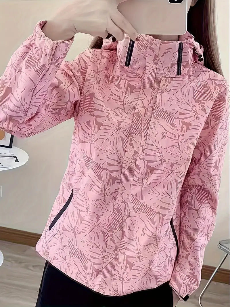 Giacca a vento rosa con motivo foglie tropicali, cappuccio regolabile e tasche con zip. Moda donna, abbigliamento outdoor, stile casual.