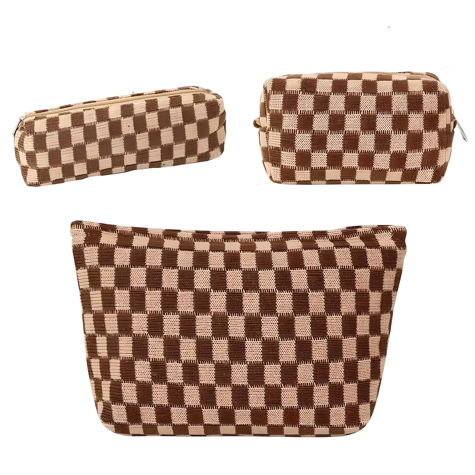 Set di tre pochette a scacchi marroni e beige, eleganti e versatili, ideali per cosmetici e accessori. Design moderno e pratico.