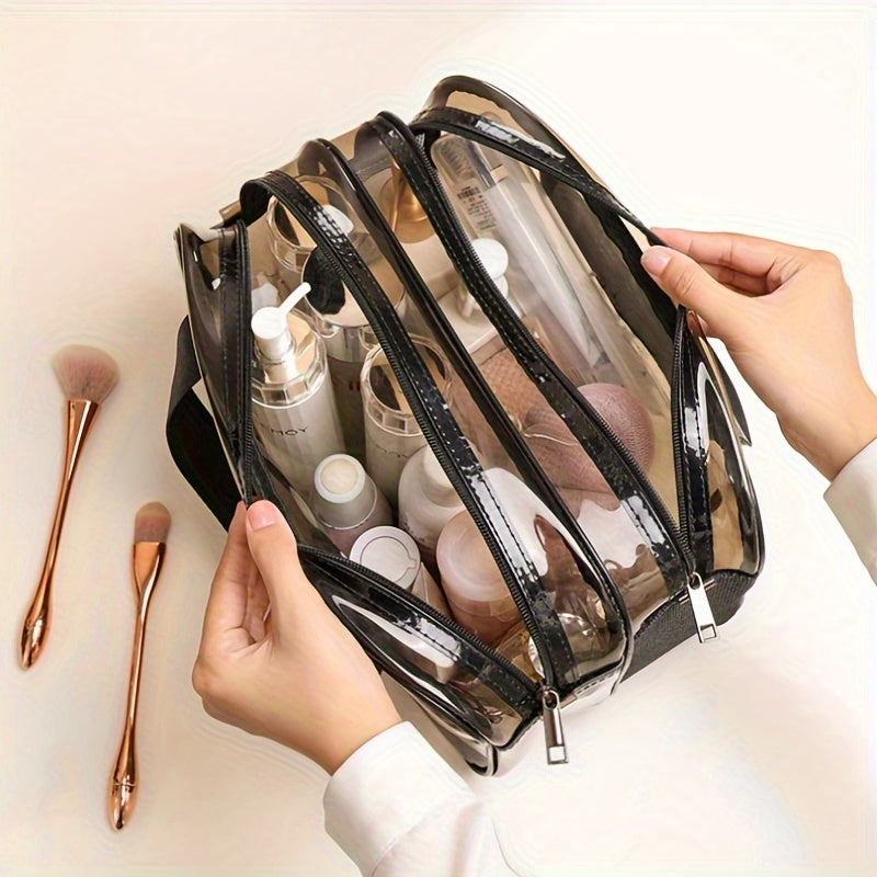 Borsa trasparente per cosmetici con zip, contenente flaconi di prodotti skincare e pennelli trucco. Ideale per organizzare e trasportare accessori beauty.