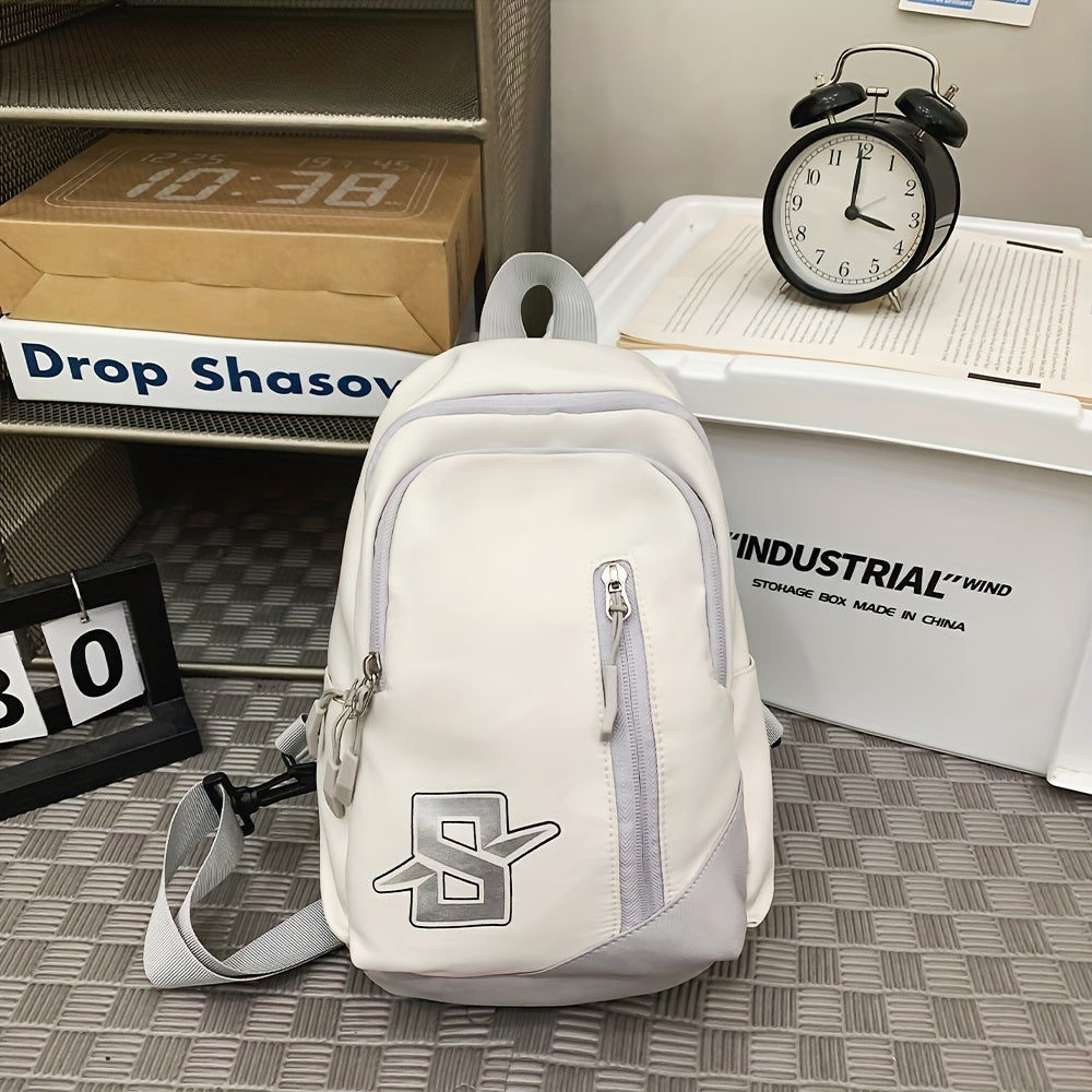 Zaino bianco moderno con logo, tasca frontale con zip, su sfondo di scatole industriali e orologio vintage. Accessorio moda unisex.