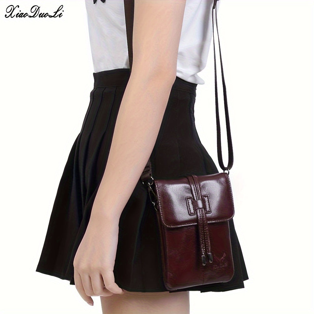 Borsa a tracolla in pelle marrone scuro, indossata da una persona con gonna nera e maglietta bianca. Accessorio moda elegante e pratico.