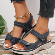 Sandali estivi da donna blu con cinturino regolabile, suola antiscivolo e design comodo. Ideali per passeggiate e look casual.