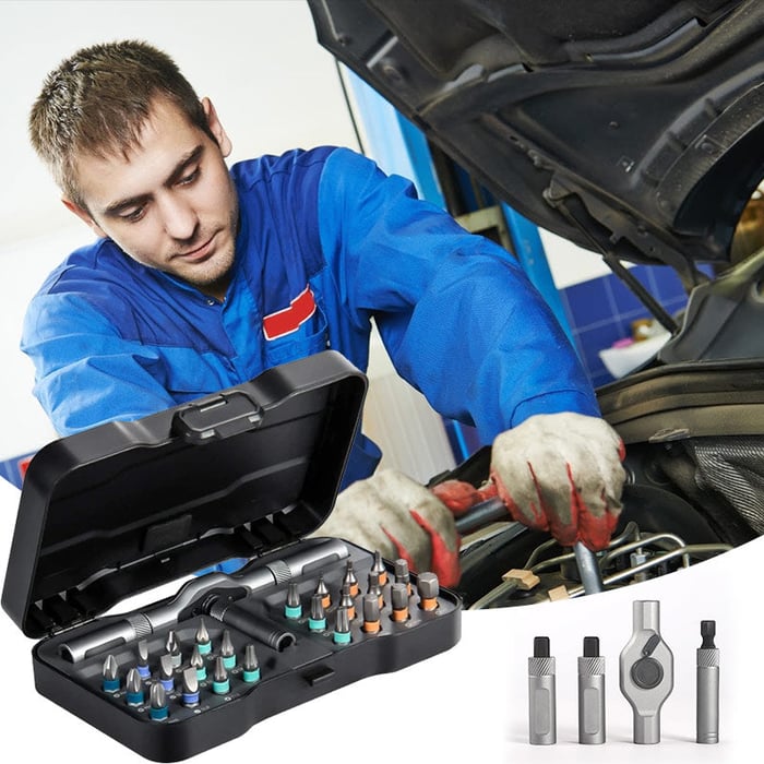 Set di punte per cacciavite in custodia nera, meccanico che ripara motore auto. Strumenti professionali per officina, manutenzione veicoli.