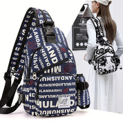 Zaino a tracolla multicolore con scritte, design moderno, ideale per scuola e viaggio. Donna con zaino bianco e nero in sfondo.