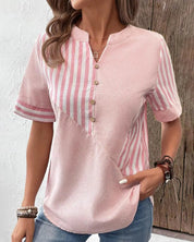 Blusa donna a righe rosa e bianche, maniche corte, scollo a V con bottoni, stile casual estivo, tessuto leggero, abbinata a jeans.
