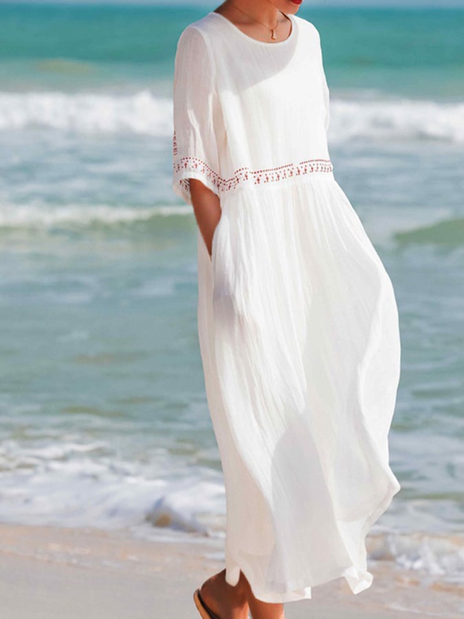 Abito lungo bianco estivo da donna, maniche corte, tessuto leggero, ideale per la spiaggia. Stile casual elegante, perfetto per vacanze al mare.