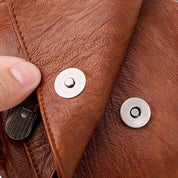 Cintura in pelle marrone con chiusura magnetica, dettaglio di alta qualità, accessorio moda uomo, design elegante e resistente.