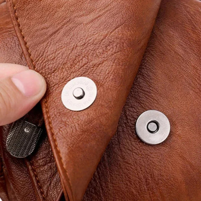 Cintura in pelle marrone con chiusura magnetica, dettaglio di alta qualità, accessorio moda uomo, design elegante e resistente.