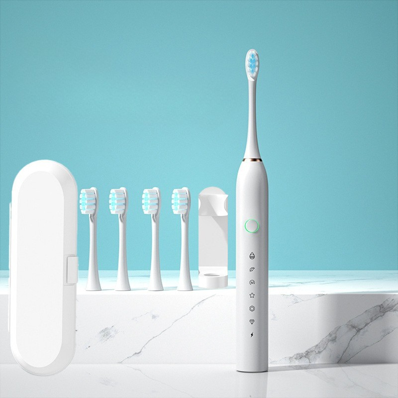 Spazzolino elettrico bianco con testine di ricambio su sfondo azzurro, custodia da viaggio inclusa. Design moderno, igiene orale avanzata.