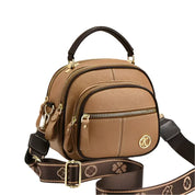 Borsa a tracolla in pelle marrone con doppia zip, manico superiore e tracolla regolabile. Design elegante e moderno, ideale per ogni occasione.