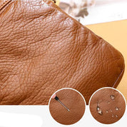 Borsa in pelle marrone con texture dettagliata, resistente all'acqua, chiusura con cerniera, design elegante e moderno, ideale per ogni occasione.