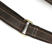 Cinturino in pelle marrone con cuciture bianche e fibbie in metallo, accessorio moda elegante e resistente, ideale per borse o zaini.