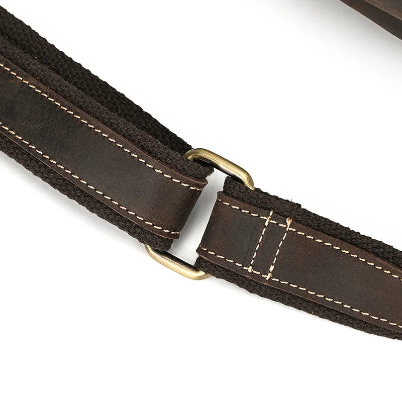 Cinturino in pelle marrone con cuciture bianche e fibbie in metallo, accessorio moda elegante e resistente, ideale per borse o zaini.