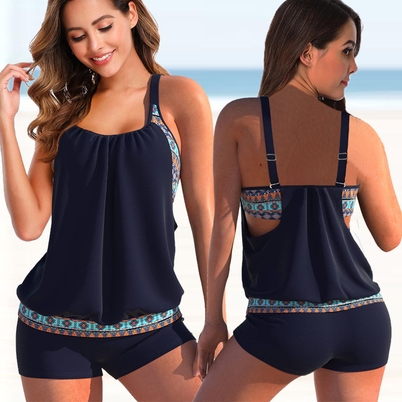 Costume da bagno donna due pezzi, top blu con dettagli etnici, pantaloncini coordinati, moda mare, abbigliamento estivo, spiaggia.
