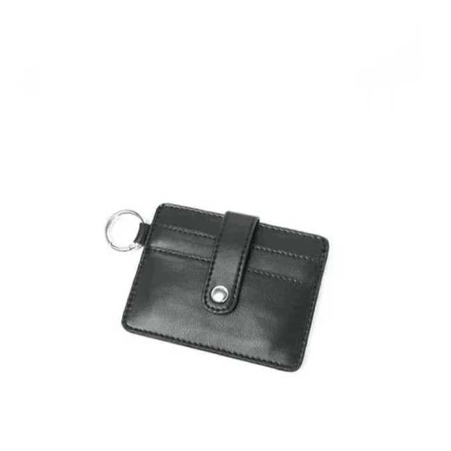 Porta carte di credito in pelle nera con anello portachiavi, design elegante e compatto, ideale per organizzare carte e documenti.