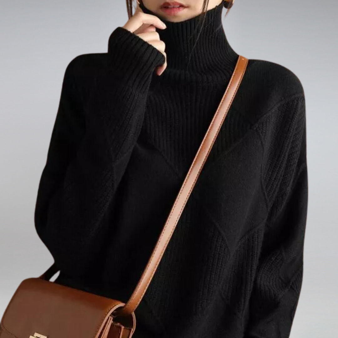 Maglione nero a collo alto in lana, donna, con borsa a tracolla marrone in pelle. Elegante abbigliamento invernale femminile.