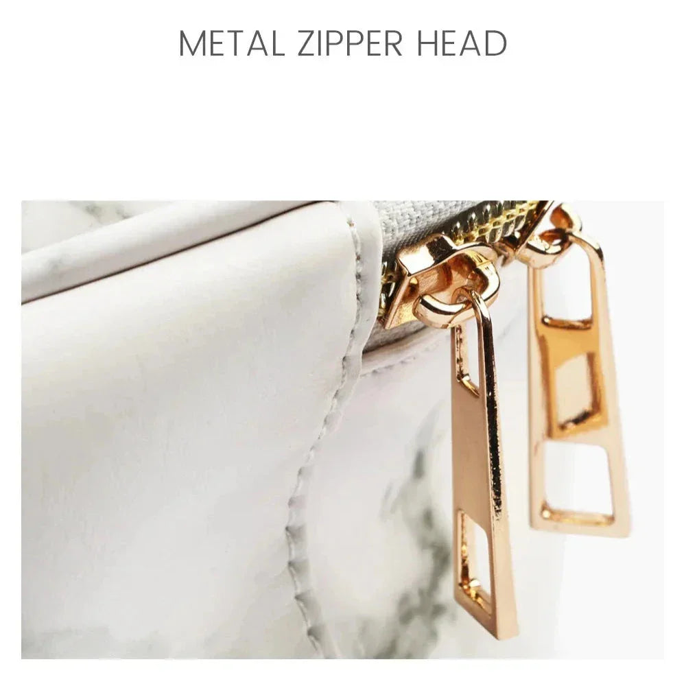 Chiusura lampo in metallo dorato su borsa bianca elegante, dettagli di lusso, accessorio moda di alta qualità, design moderno e raffinato.