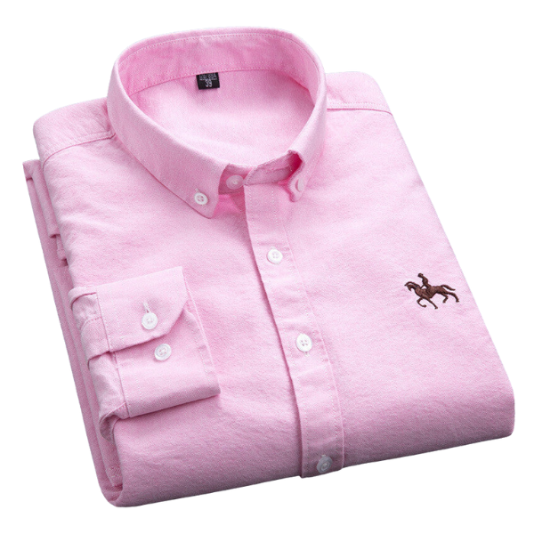 Camicia uomo rosa in cotone, manica lunga, colletto button-down, logo ricamato, elegante e casual, perfetta per ufficio o eventi formali.