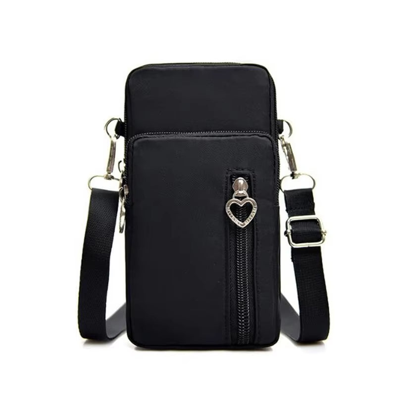 Borsa a tracolla nera in nylon con cerniera e decorazione a cuore, design compatto e moderno, ideale per donna. Accessorio moda pratico e versatile.