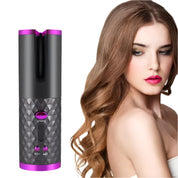 Arricciacapelli automatico nero e viola con design moderno accanto a donna con capelli mossi. Strumento styling capelli, tecnologia avanzata.