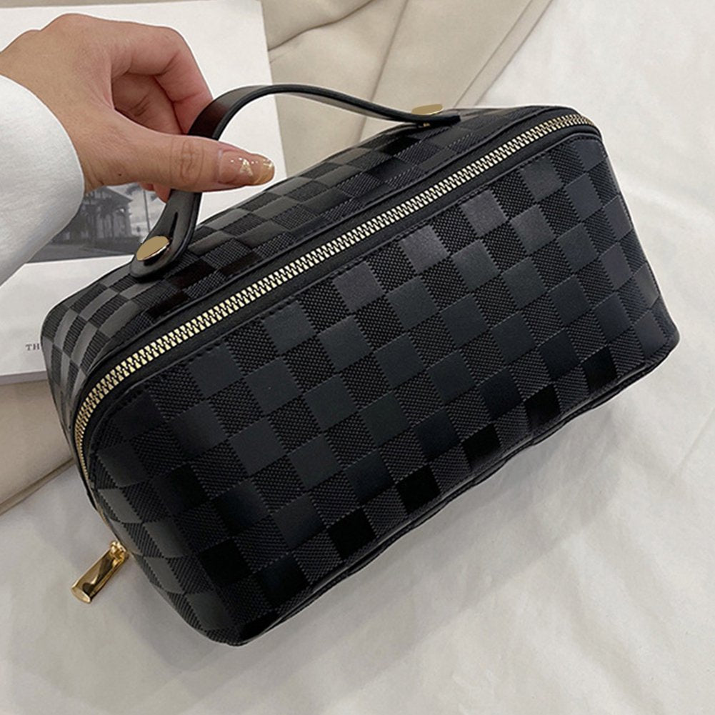 Borsa cosmetica nera a scacchi con cerniera dorata, design elegante e manico superiore, ideale per viaggi e organizzazione trucco.