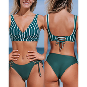 Costume da bagno donna a righe verdi, bikini a due pezzi con top incrociato e slip con laccetti, moda mare estate, spiaggia.