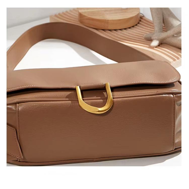 Borsa a tracolla in pelle marrone con chiusura dorata, design elegante e moderno, perfetta per moda donna, accessorio di lusso.