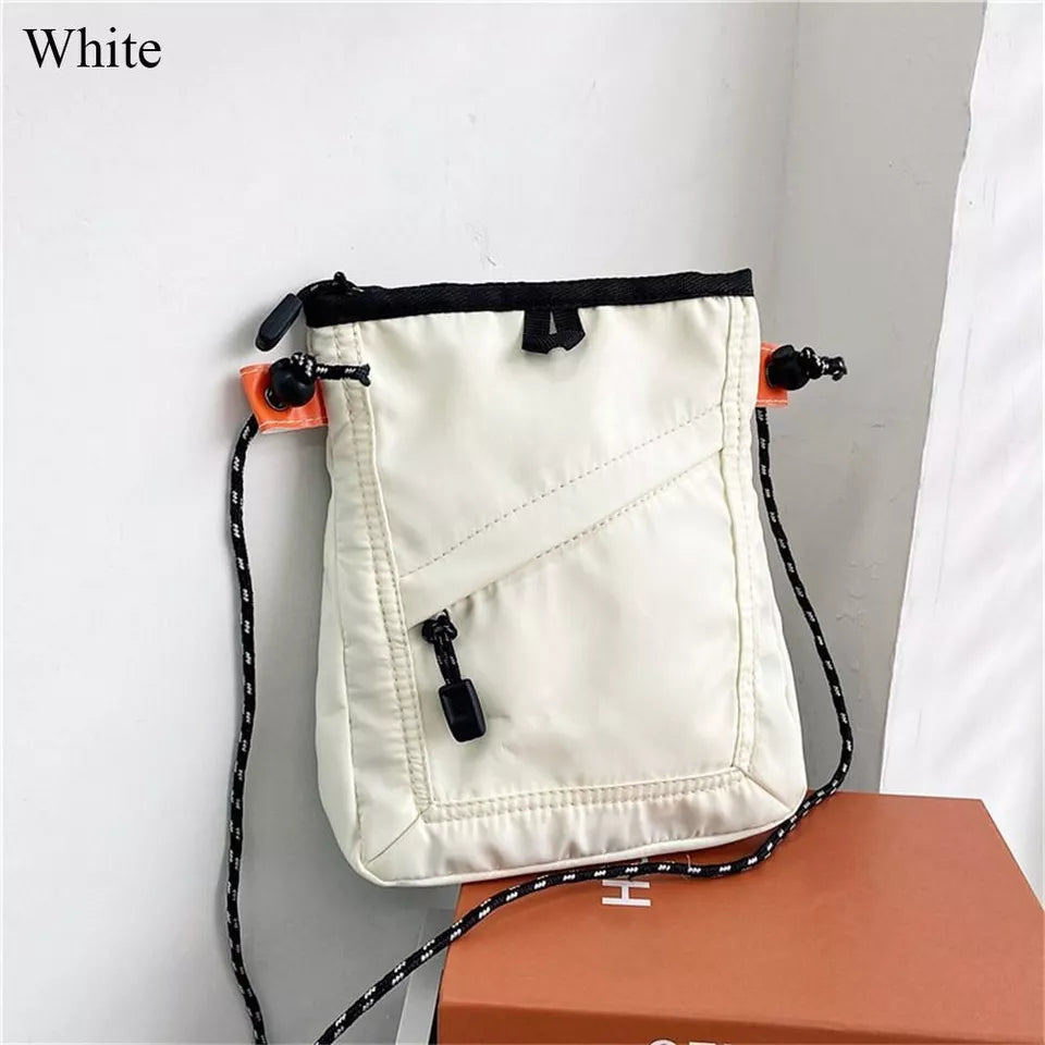 Borsa a tracolla bianca unisex, design moderno, con tasca frontale con zip e dettagli arancioni. Ideale per moda urbana e casual.