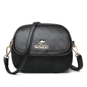 Borsa a tracolla in pelle nera con logo dorato, design elegante e compatto, chiusura a zip, ideale per moda donna e accessori di lusso.