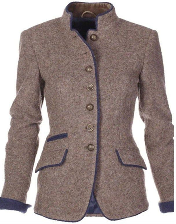 Giacca donna in lana marrone con bottoni metallici, colletto alla coreana e dettagli blu. Elegante e calda, ideale per l'autunno inverno.