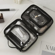 Borsa da toilette trasparente con cerniere nere, ideale per viaggi. Contiene flaconi e cosmetici. Organizzatore da viaggio impermeabile e compatto.