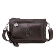 Borsa a tracolla in pelle nera con tasca frontale, cerniera superiore e dettagli metallici. Elegante accessorio moda donna.