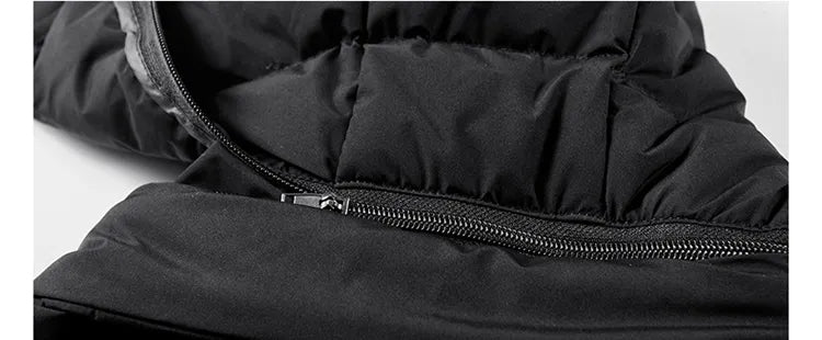 Giacca invernale nera con cerniera, tessuto imbottito, ideale per il freddo. Design moderno, resistente e caldo. Perfetta per l'outdoor.