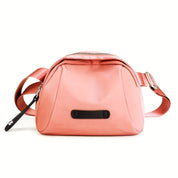 Borsa a tracolla rosa in pelle, design moderno, chiusura con zip, cinturino regolabile, ideale per moda donna, accessorio elegante e pratico.