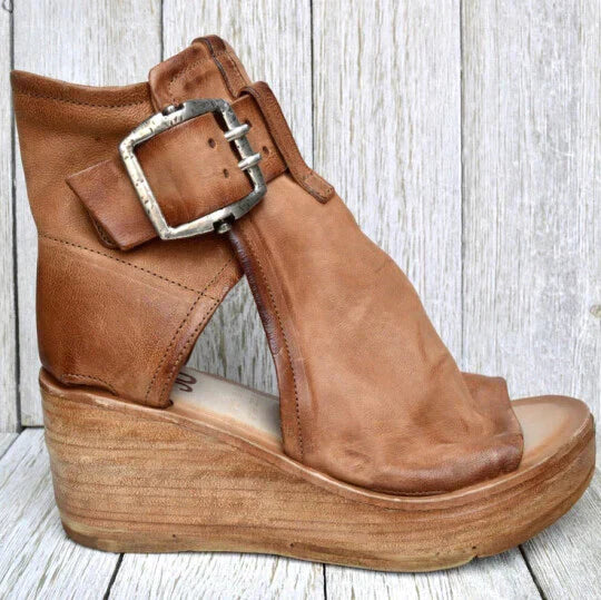 Sandalo donna in pelle marrone con zeppa in legno, fibbia metallica grande, design aperto. Scarpe estive eleganti, moda casual.
