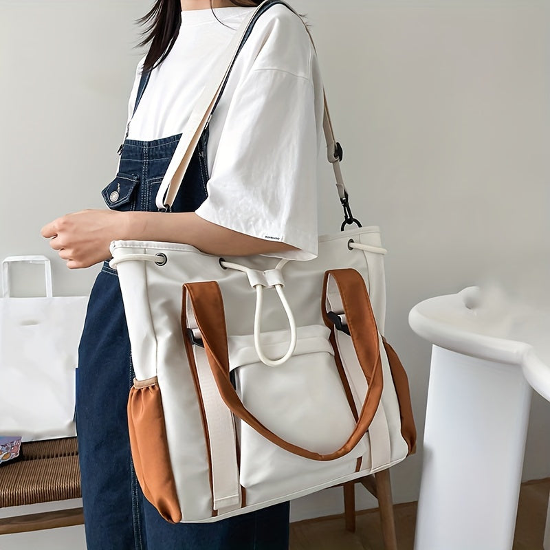 Borsa a tracolla bianca e marrone, design moderno, indossata da una donna con t-shirt bianca e salopette blu. Accessorio moda casual ed elegante.