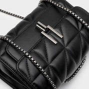 Borsa a tracolla nera trapuntata in pelle con catena metallica e chiusura a gancio. Design elegante e moderno, accessorio moda di tendenza.