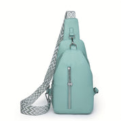 Zaino monospalla in pelle verde menta con cerniera frontale e tracolla regolabile a motivo geometrico. Accessorio moda donna elegante e pratico.