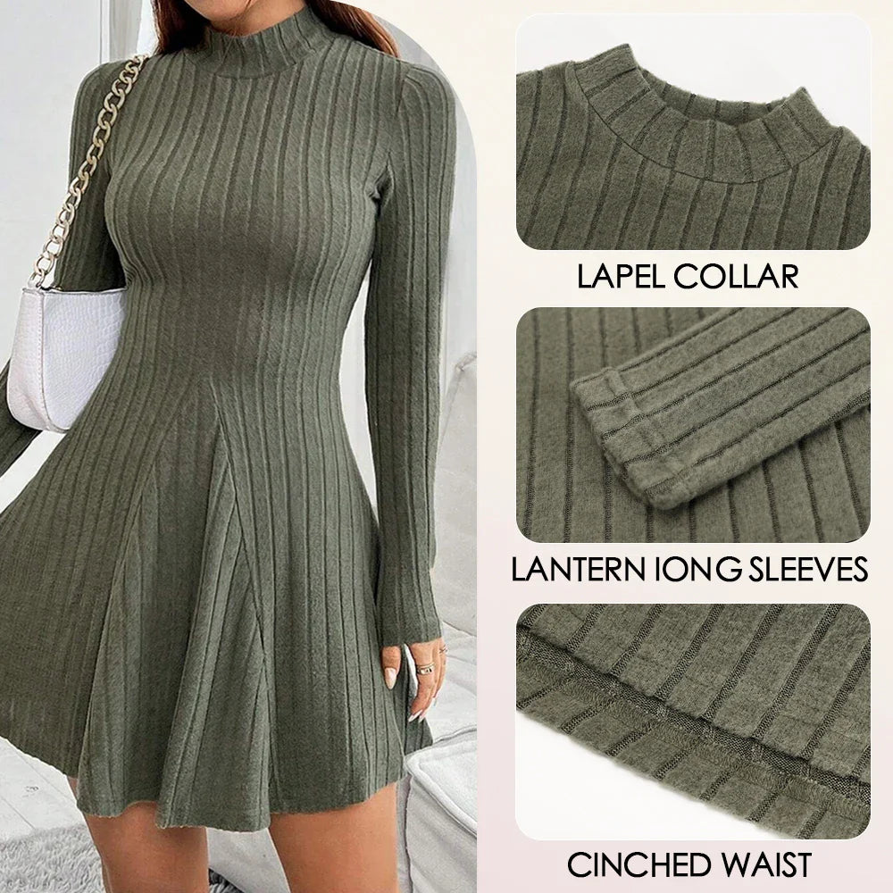 Abito maglia verde oliva a coste con collo a revers, maniche lunghe a lanterna, vita aderente. Elegante e casual, perfetto per l'autunno.