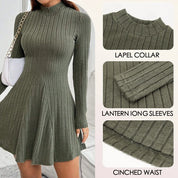 Abito maglia verde oliva a coste con collo a revers, maniche lunghe a lanterna, vita aderente. Elegante e casual, perfetto per l'autunno.