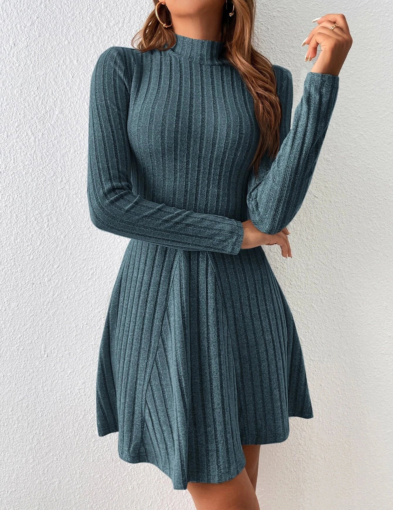 Vestito a maglia verde scuro a coste, maniche lunghe, collo alto, stile casual elegante, perfetto per l'autunno e l'inverno.