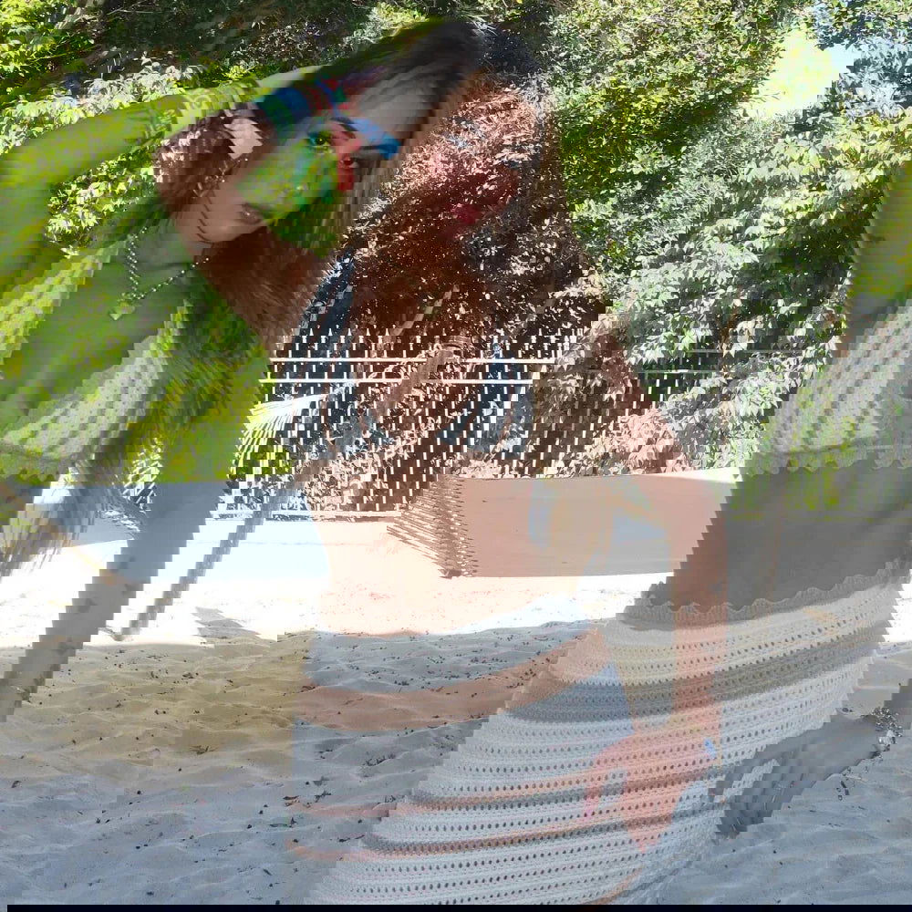 Immagine danneggiata con distorsioni digitali e bande colorate. Problema di visualizzazione o file corrotto.