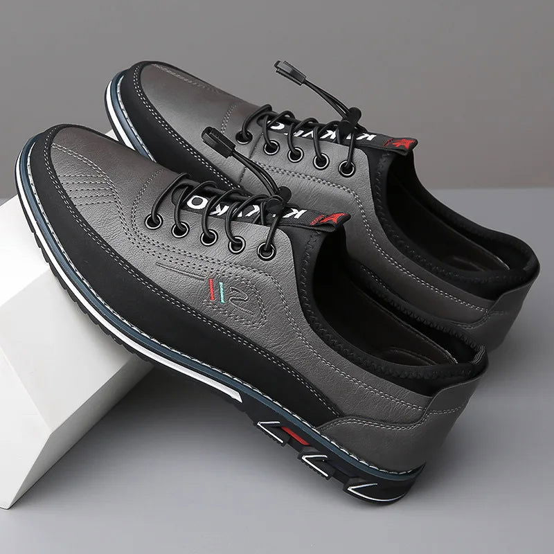 Scarpe da uomo casual grigie, design moderno, suola antiscivolo, lacci neri, dettagli tricolore, ideali per look urbano e comfort quotidiano.
