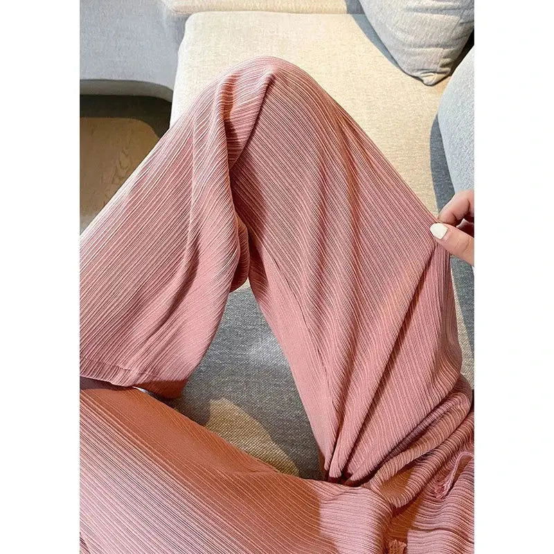Immagine danneggiata con distorsioni visive e bande colorate, impossibile identificare l'oggetto principale.