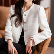 Giacca donna elegante in tweed bianco, bottoni dorati, stile classico, perfetta per look formali e casual. Moda femminile autunno inverno.