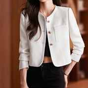 Giacca donna elegante in tweed bianco, stile classico, con bottoni dorati. Perfetta per look formali e casual. Moda femminile autunno inverno.