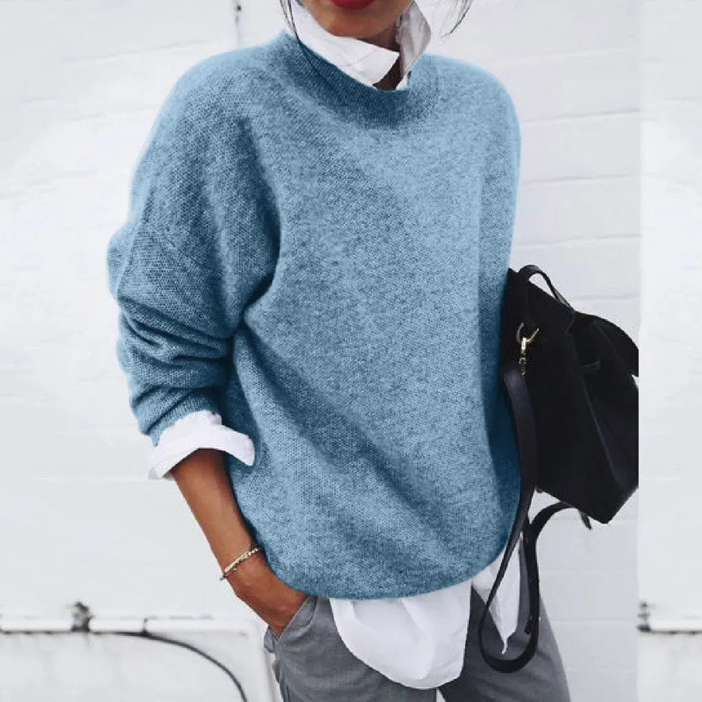 Maglione donna blu in lana, stile casual, abbinato a camicia bianca e jeans grigi, moda autunnale, outfit elegante e confortevole.