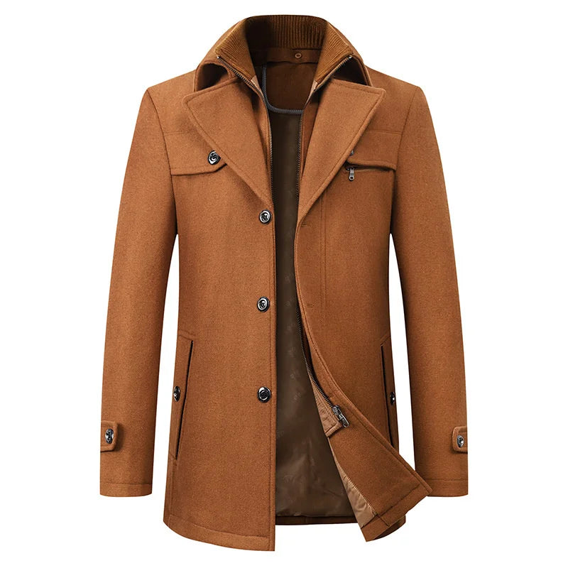 Cappotto uomo marrone elegante, monopetto, con colletto alto e tasche frontali, ideale per autunno inverno. Stile classico e versatile.