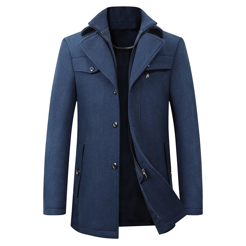 Cappotto uomo blu scuro elegante, doppio petto, con colletto alto e tasche frontali. Giacca invernale moda maschile, abbigliamento casual.